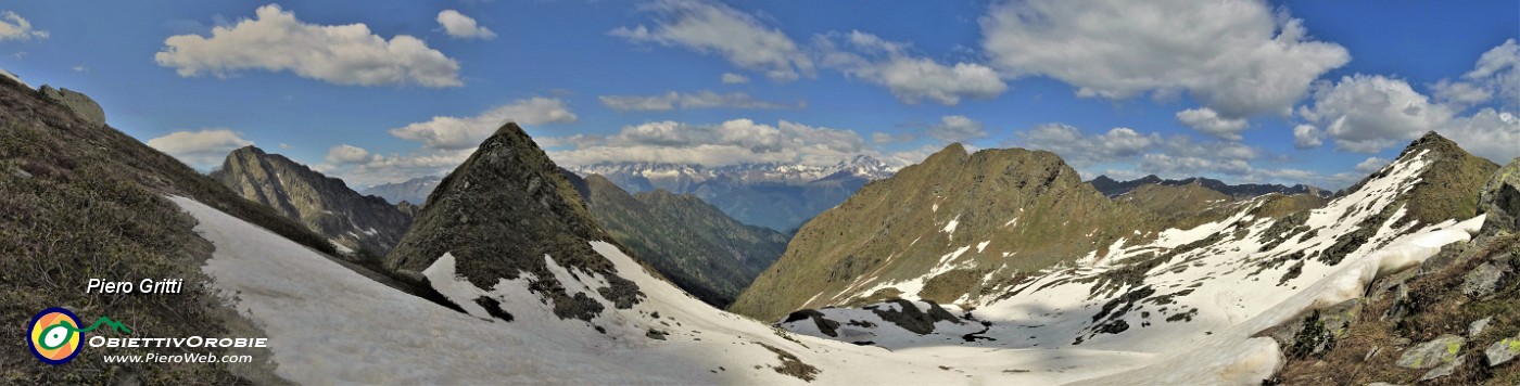 72 Vista panoramica dalla Bocchetta di Budria verso Pizzo del Vento e le Alpi.jpg